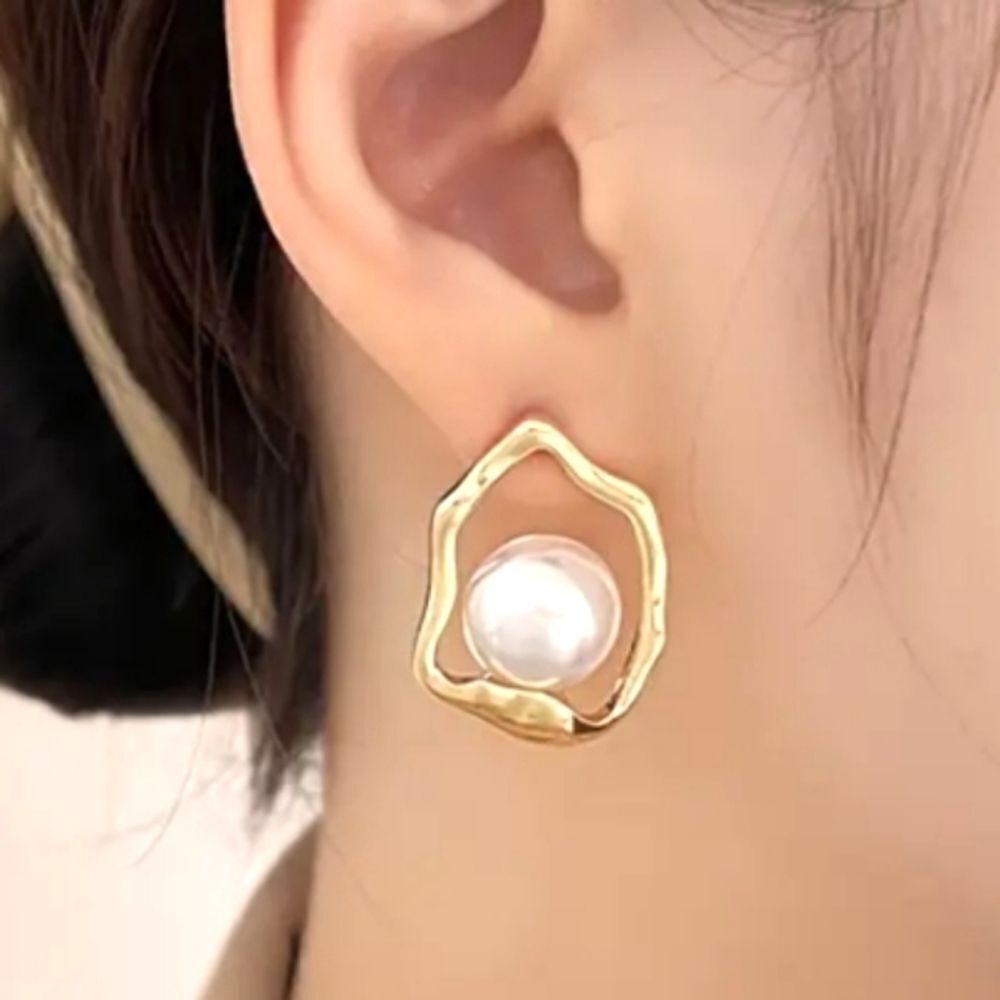 Elegant Pearled Stud Earrings Vintage & Minimalist Style, Hypoallergenic.